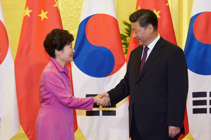 박근혜 대통령(왼쪽)과 시진핑 중국 국가 주석이 2일 베이징에서 한중 정상회담을 갖고 있다.