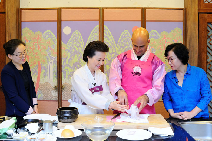 Director Yoon Sook-ja of the Institute of Traditional Korean Food (second from left) teaches Korean recipes to White House Chef Sam Kass who visited Korea in July 2014.