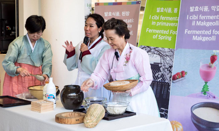 Director Yoon Sook-ja (right) of the Institute of Traditional Korean Food demonstrates how to make traditional liquor through fermentation, at the Korea Pavilion at Expo Milano 2015 in August.