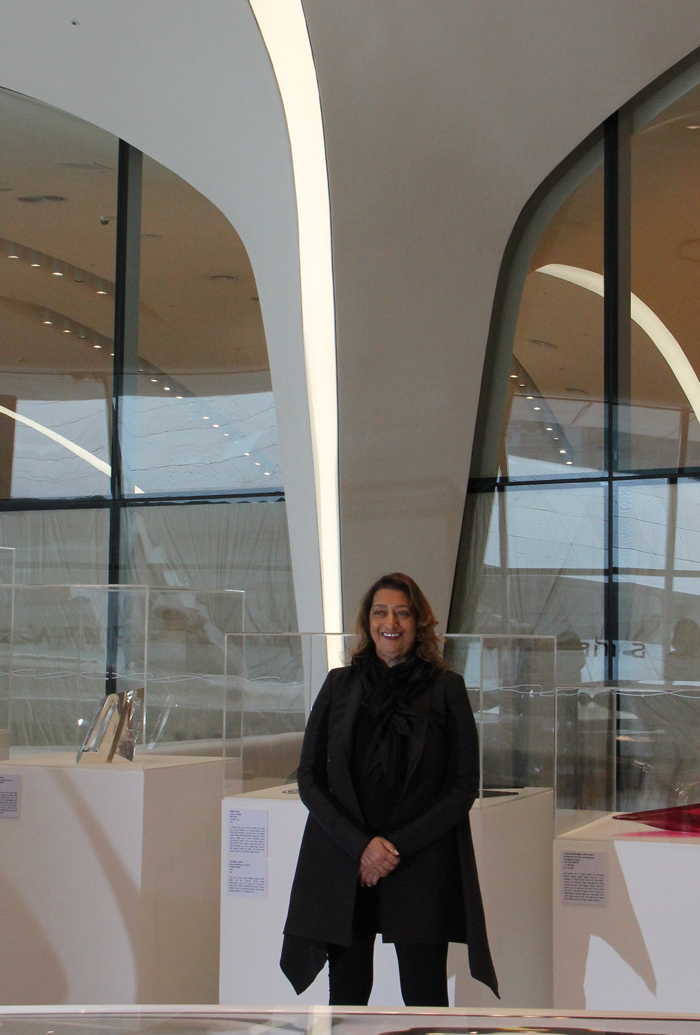  Заха Хадид позирует на церемонии открытия «Zaha Hadid -3600» (фото: Лим Чжэ Ун)