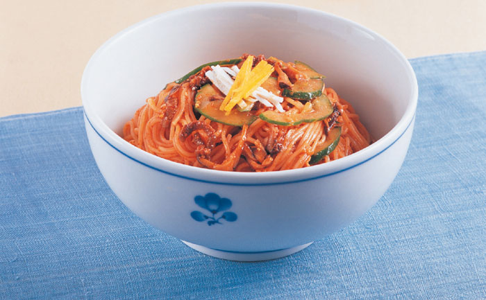 Bibim guksu, or spicy mixed noodles, stimulates the appetite, especially in the summer, thanks to its unique taste that harmonizes beef, pork, mushrooms, vegetables and pepper paste. In the past, people enjoyed the dish not only in the summer but also in the winter.