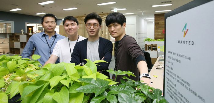 추천을 통한 소셜네트워크 기반 채용 서비스 회사인 '원티드 랩'의 팀원들.
