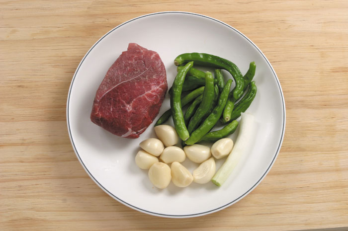 The main ingredients of <i>soegogi janjorim</i> are beef, pepper, garlic and green onion.