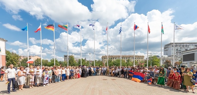 В Украине открыли Аллею многонационального города, на которой подняли флаг Республики Корея. / Фото: Петр Пак