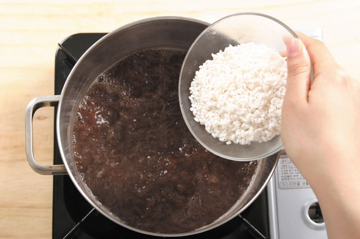 팥이 든 냄비에 불린 멥쌀과 물을 넣고 20분 정도 끓인다.