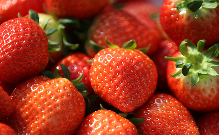 Korean strawberries are sweet and firm, and they are quite popular among overseas customers.