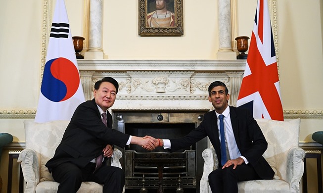 Президент РК Юн Сок Ёль провел саммит с премьер-министром Великобритании