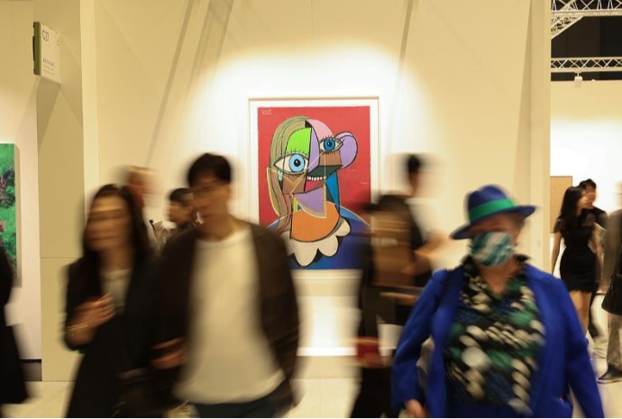 Многолюдная арт-ярмарка Frieze Seoul 