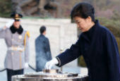 В первый день нового года президент Пак посетила национальное кладбище