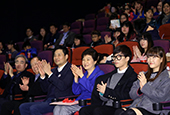 Президент Пак присутствует на просмотре фильма в первый День культуры