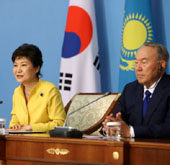 Президент Пак проводит переговоры в расширенном составе с казахстанским лидером