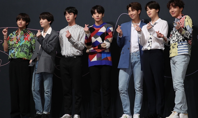 Президент Мун поздравил BTS с достижением первого места Billboard 200