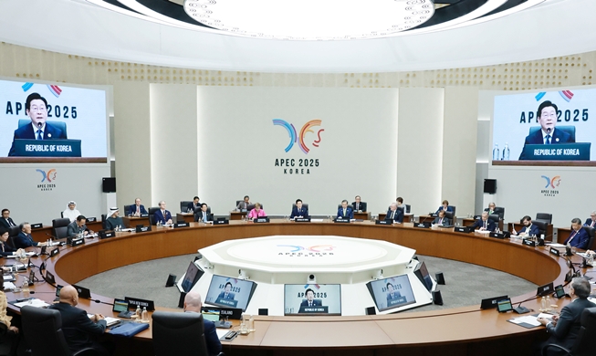 Мировые лидеры приняли участие в первой сессии АТЭС в Кёнджу