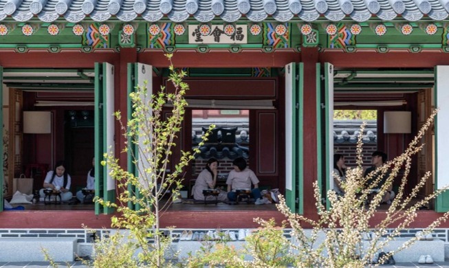 Королевское чаепитие во дворце Кёнбоккун