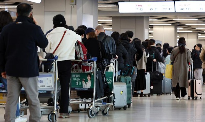 Аэропорт Кимпхо наполнен пассажирами в преддверье Нового года