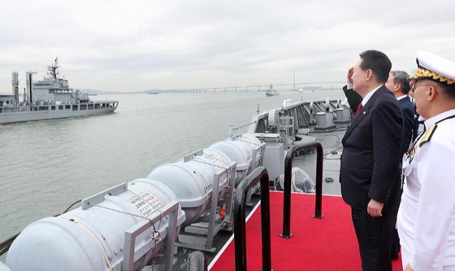 Юн Сок Ёль приветствует боевые корабли ВМФ РК
