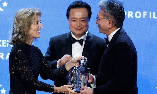 Главы Кореи и Японии стали лауреатами премии «Профиль мужества»