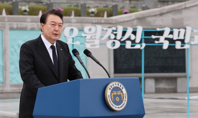 Юн Сок Ёль выступает на церемонии памяти Демократического движения в Кванджу
