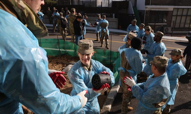 Солдаты армии США в РК участвуют в акции «Раздача брикетов»