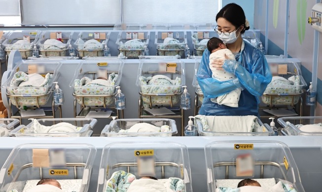 Рождаемость в Корее впервые за 4 года вернулась к уровню 0,8