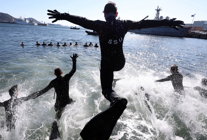 Военные учения водолазов в мороз