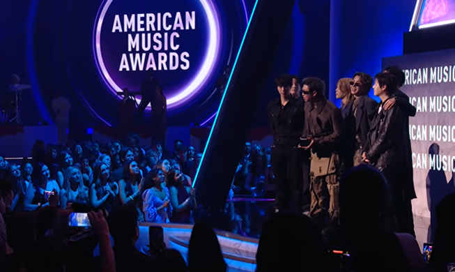BTS, «Golden», KATSEYE и TWICE стали лауреатами премии American Music Awards