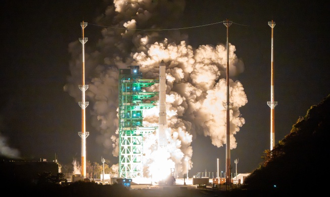 Корея успешно запустила ракету «Нурихо» с 13 спутниками