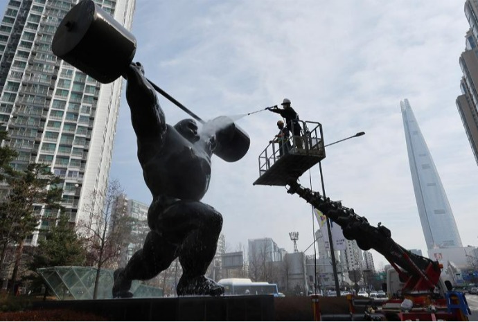 Чистка скульптур в Сеуле