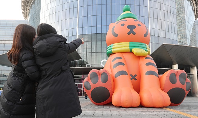 [РК в фотографии] Огромная фигура тигра перед зданием COEX