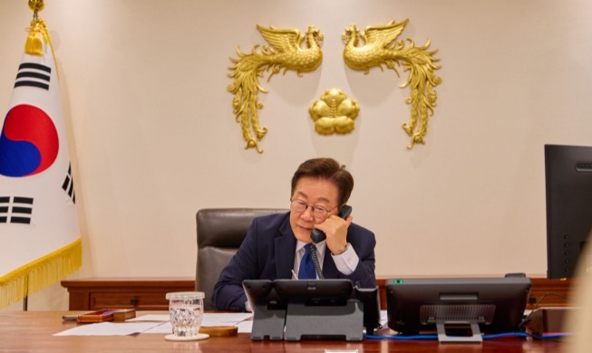 ﻿Ли Чжэ Мён поговорил по телефону с президентом Монголии
