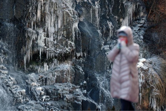 Замерзший водопад в Сеуле