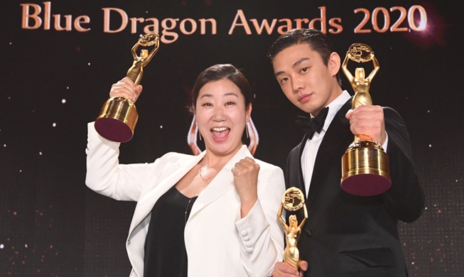 Звезды собрались на 41-й кинопремии Blue Dragon Film Awards