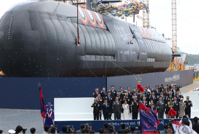 Церемония спуска на воду подводной лодки «Чан Ён Силь»