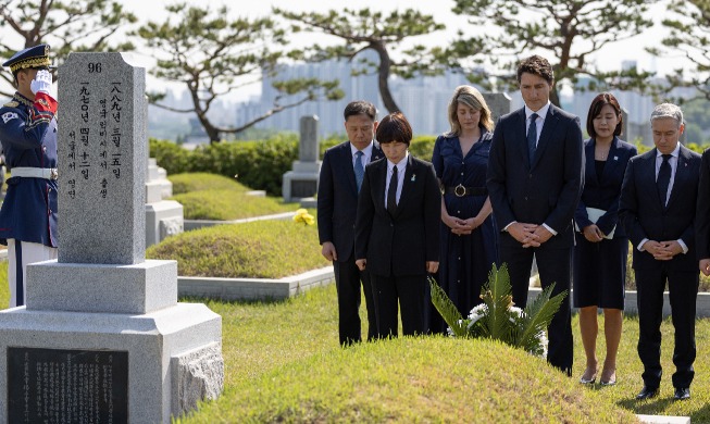 Премьер-министр Канады посетил могилу канадского борца за независимость в Корее