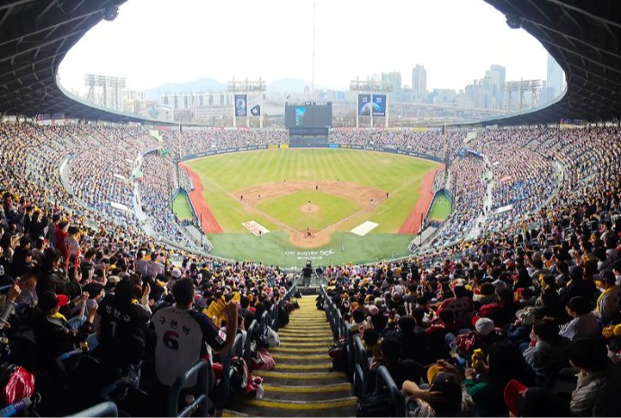 Полный аншлаг на бейсбольном стадионе