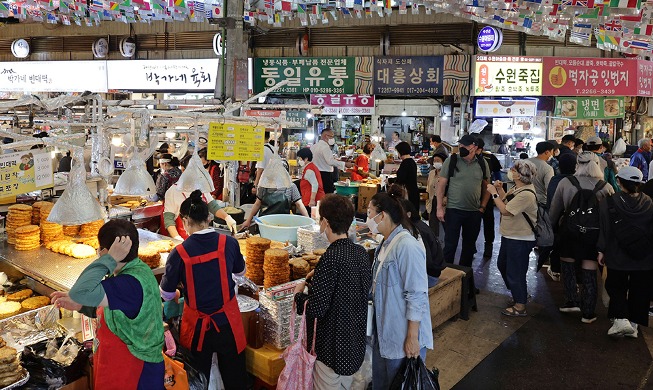 Многолюдный рынок в преддверии праздника Чхусок