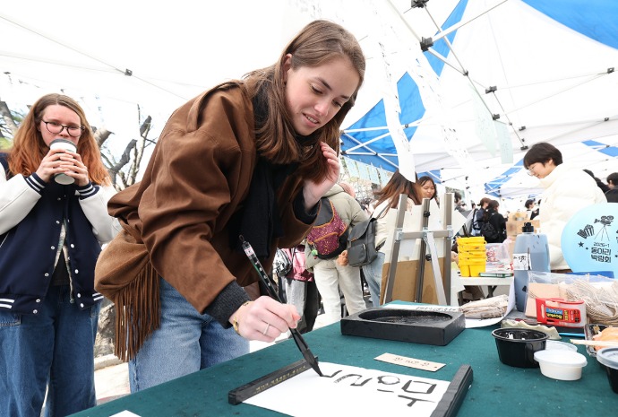 Выставка студенческих клубов в корейском университете
