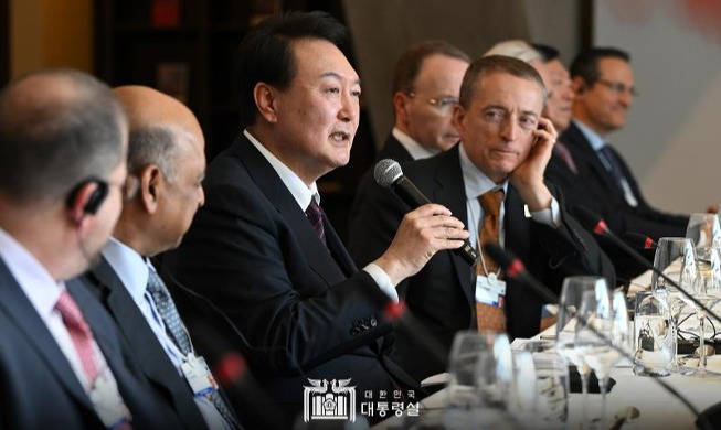 Юн Сок Ёль провел встречу с лидерами мирового бизнеса