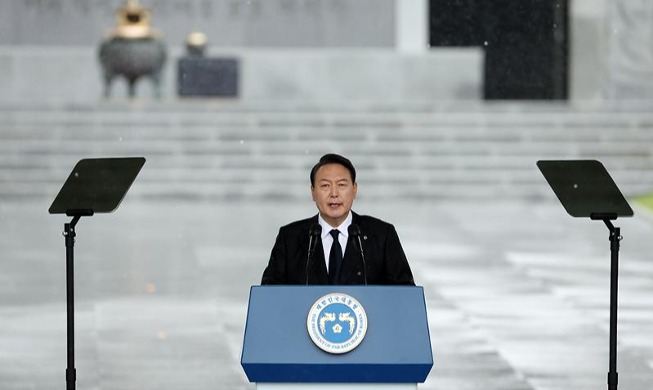 Юн Сок Ёль выступает с речью в День памяти 6 июня