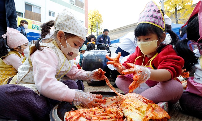 Дети готовят кимчи на благотворительность
