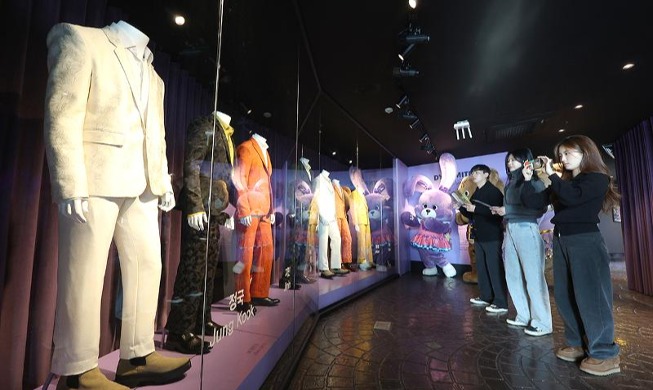 Выставка концертной одежды BTS в Тэгу