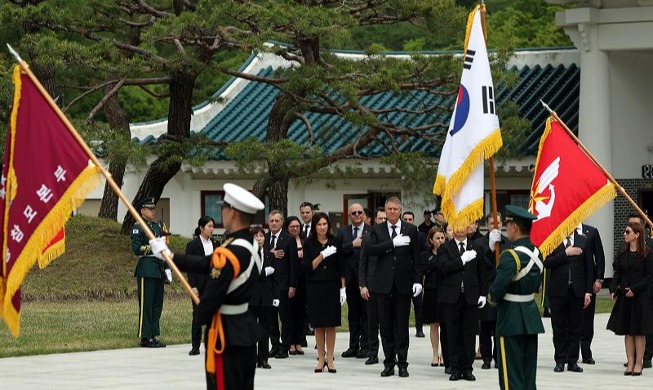 Президент Румынии посетил Сеульское национальное кладбище
