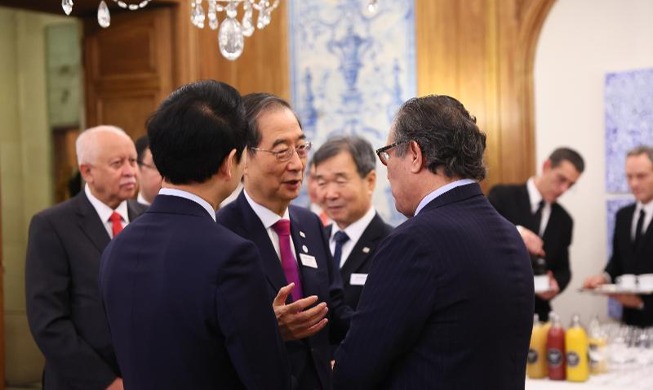 Премьер-министр РК встретился с представителями 50 стран-членов BIE в Париже