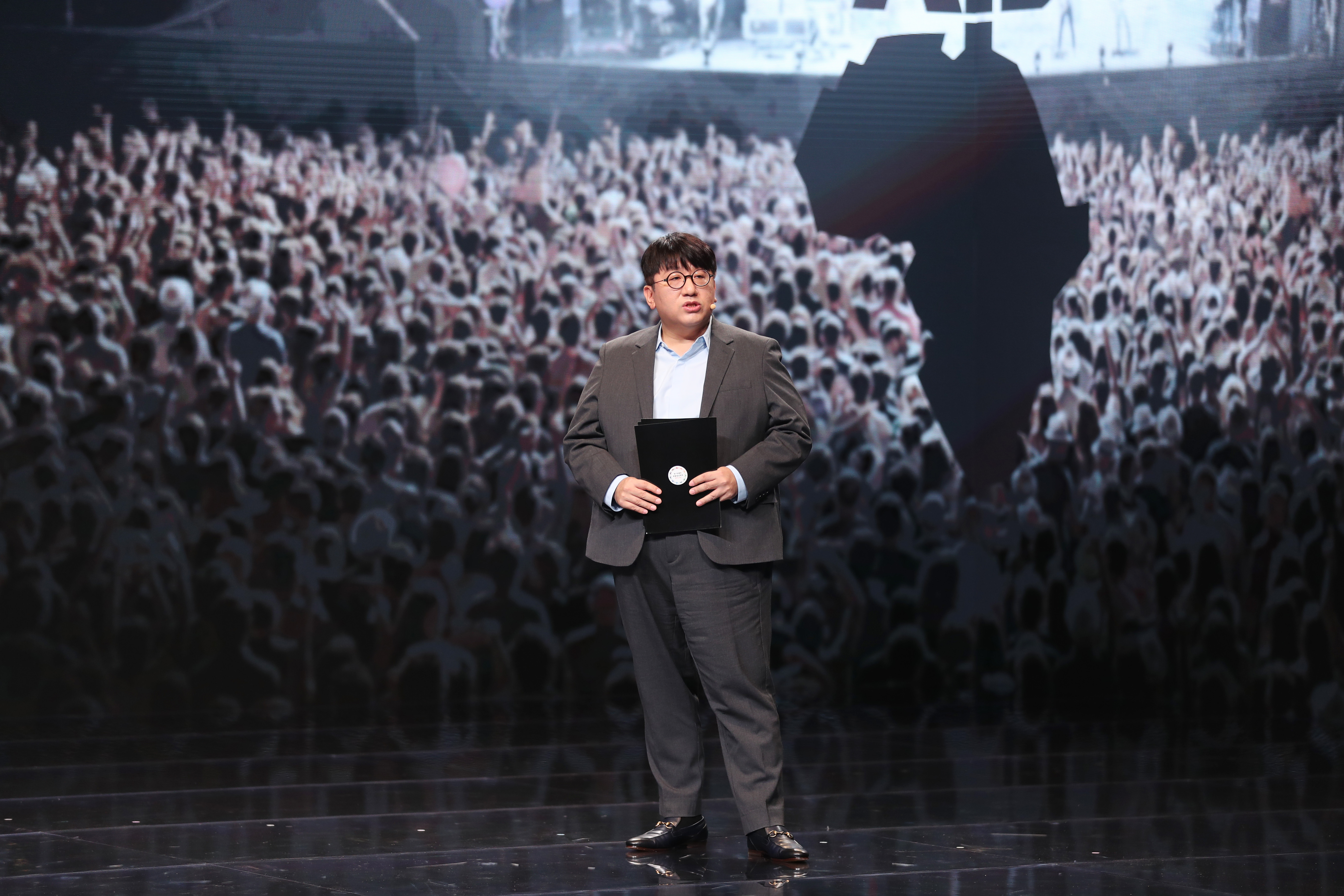 Глава Big Hit Entertainment Пан Си Хёк выступил с речью на «Форуме культурных инноваций РК-АСЕАН». / Фото: Специальный саммит РК-АСЕАН 2019