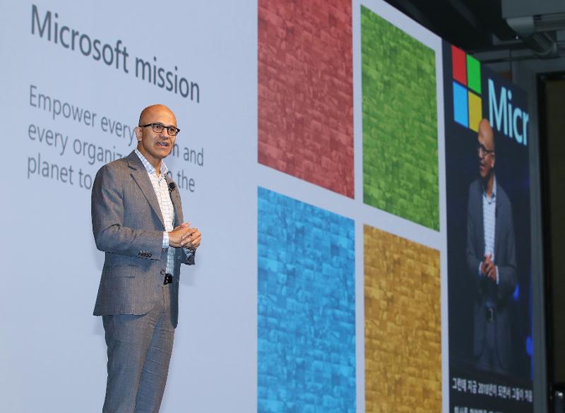Глава Microsoft Сатья Наделла отправил президенту РК Мун Чжэ Ину письмо о высокой оценке лидерских качеств президента РК. Снимок Сатья Наделла, который выступил с речью на конференции «Microsoft Future Now Conference», прошедшей 7 ноября 2018 года. / Фото: Ренхап