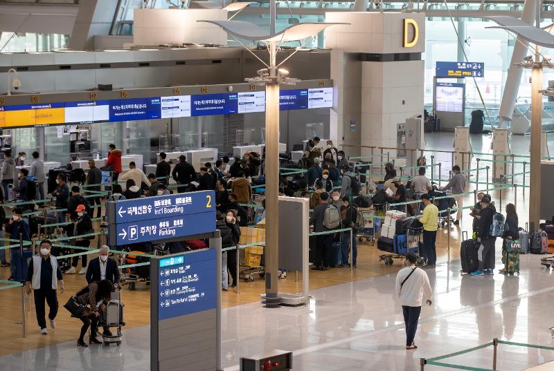 Центральный штаб по борьбе со стихийными бедствиями и мерами безопасности РК решил усилить ограничения для въезжающих в Южную Корею с 20 января. На фото Терминал 1 Международного аэропорта Инчхон, переполненный туристами 5 ноября 2021 года. / Фото: Рёнхап