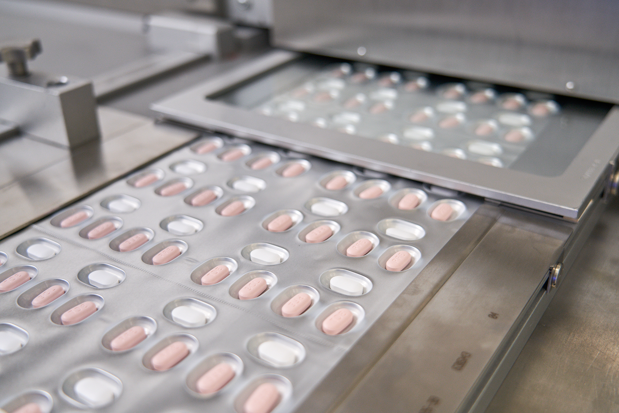 5 января правительство РК подтвердило, что закупит дополнительные 400 тыс. доз лекарства от COVID-19. На фото лекарственный препарат Paxlovid, производимый в Италии. / Фото: Pfizer 