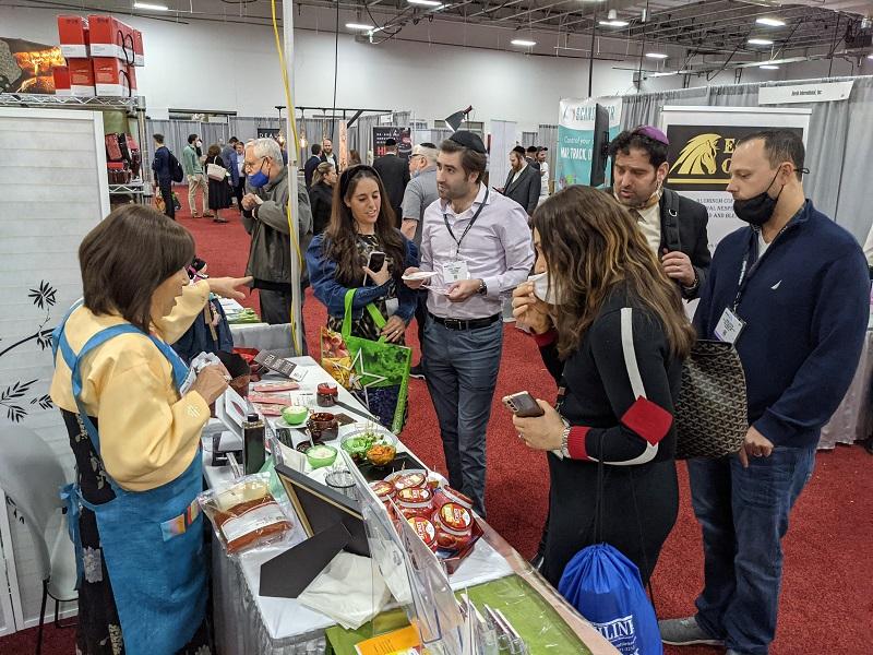 Местные жители пробуют корейскую еду на выставке корейских продуктов в Нью-Джерси (США) в ноябре 2021 года. / Фото: Министерство сельского хозяйства, продовольствия и сельских районов 