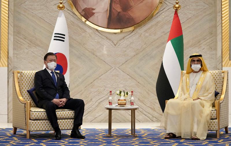 16 января (по местному времени) президент РК Мун Чжэ Ин встретился с премьер-министром ОАЭ и правителем Дубая Мохаммедом ибн Рашид Аль Мактумом в Дубае, которая принимает у себя EXPO-2020. / Фото: Рёнхап