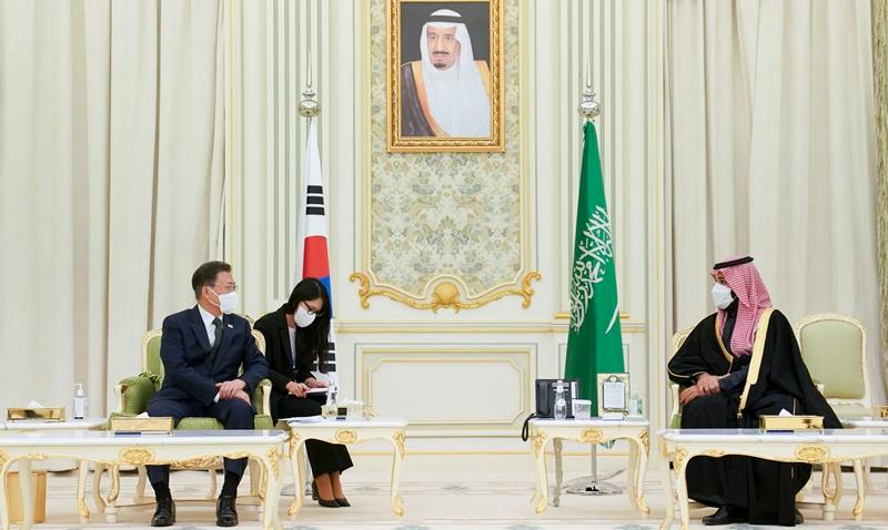 Президент РК Мун Чжэ Ин на официальной встрече с наследным принцем Саудовской Аравии Мухаммедом ибн Салман Аль Саудом 18 января (по местному времени) во Дворце Ямама в Эр-Риярде. / Фото: Рёнхап